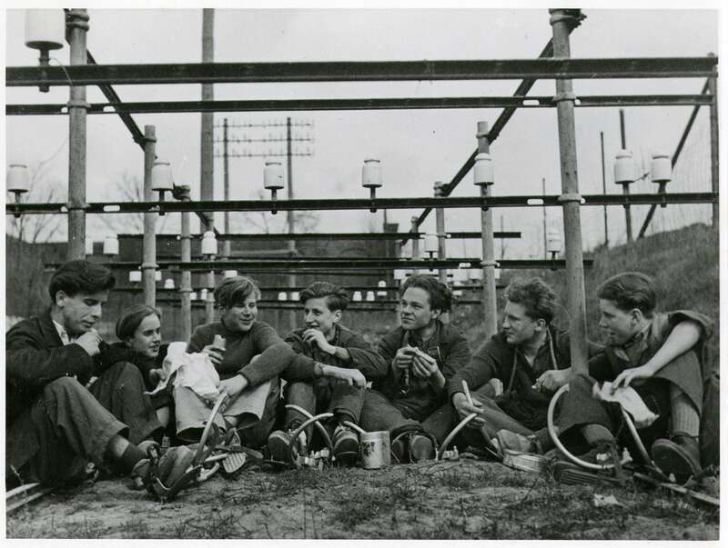 Fotografie. Fernmeldebaulehrlinge der Deutschen Bundespost während der Ausbildung im Freileitungsbau auf dem Gelände des Fernmeldeschulamts Berlin-Tempelhof. Ringbahnstraße