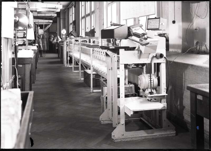 Fotografie. Glasnegativ, Briefverteilmaschine, System Heinemann, der Deutschen Post der DDR, im Hauptpostamt (HPA) Berlin N 4