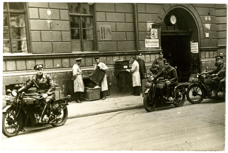 Fotografie. Ankunft der Kastenleerer auf D-Rad Motorrädern, Typ R 0/4, beim Postamt der Deutschen Reichspost Berlin SW 11, Anhalter Bahnhof und Zuführung der Briefsendungen zur automatischen Briefkastenleerungsanlage