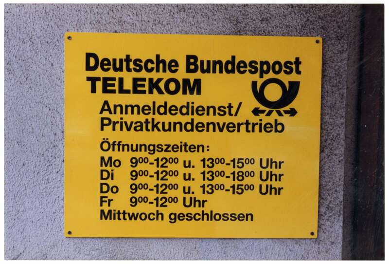 Fotografie, Außenkennzeichnung einer Dienststelle der Deutschen Bundespost Telekom in Hoyerswerda