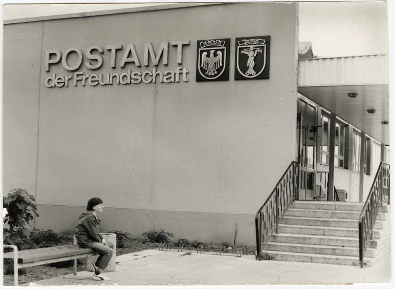 Fotografie, Außenansicht des Postamts 97 der Deutschen Post der DDR in Potsdam-Babelsberg, im Neubaugebiet  Am Stern, Ziolkowskistraße 2/4