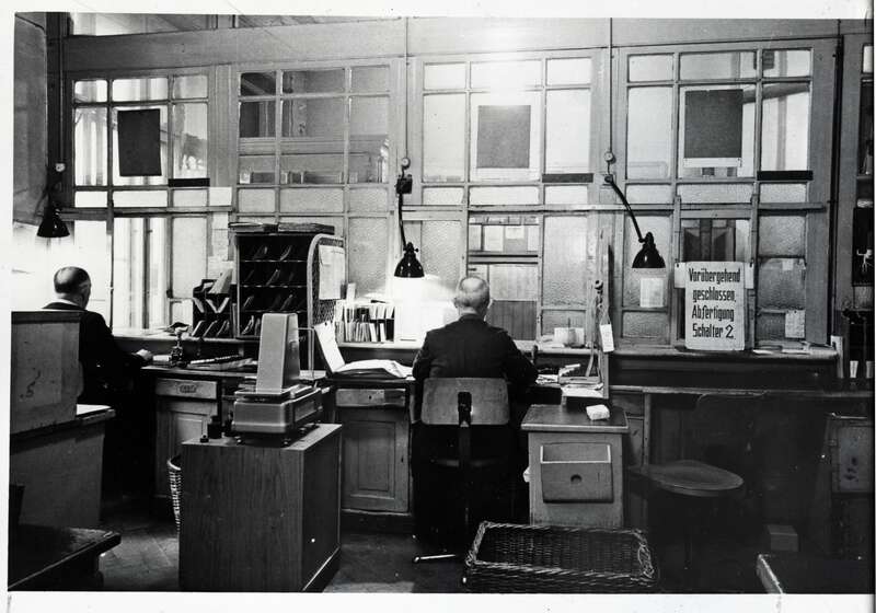 Fotografie. Glasnegativ, Mitarbeiter der Deutschen Bundespost in der Postschalteranlage des Postamts, Berlin/West S 59, Böckhstraße 11