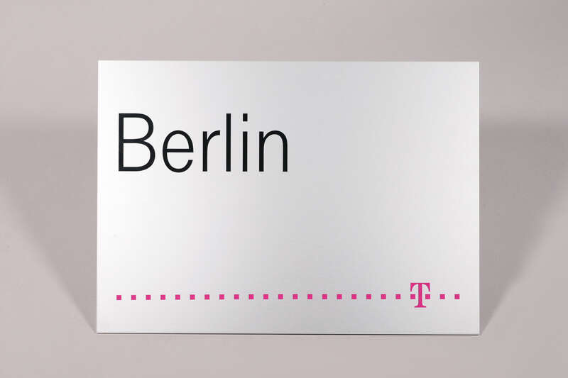 Schild aus dem Telepräsenzraum der Deutschen Telekom in Berlin-Reinickendorf  Holzhauser Straße 4-8