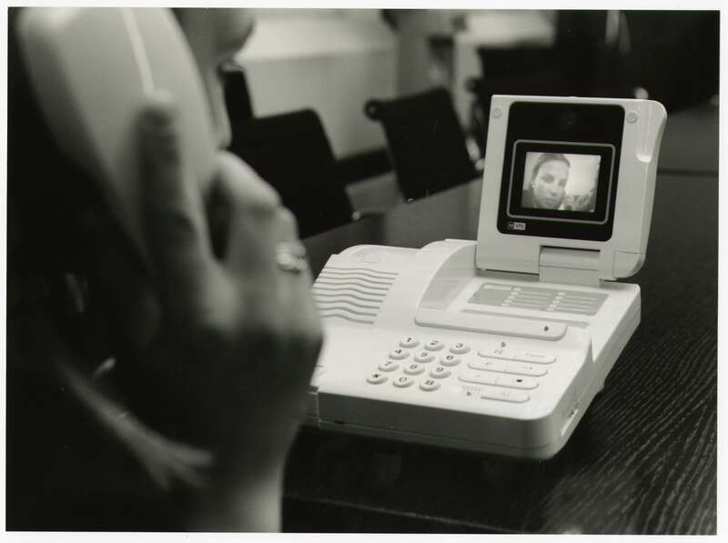 Fotografie. Telefonieren mit dem analogen Bildtelefon Xitel der Deutschen Bundespost Telekom