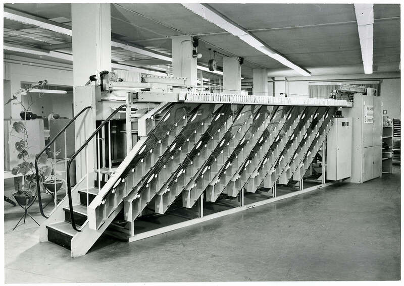 Fotografie. Briefverteilmaschine IPF 61/D im Verteilersaal des Briefverteilamts (BfVA) der Deutschen Post der DDR Karl-Marx-Stadt 4