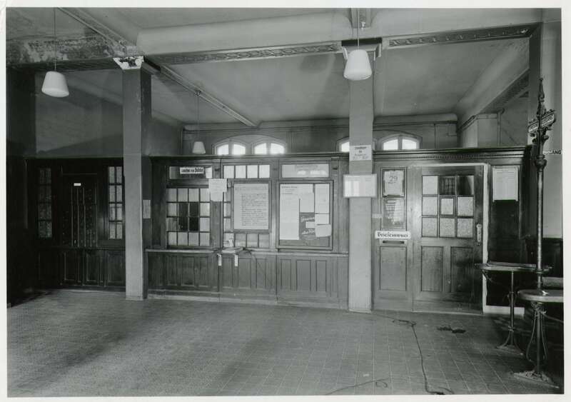 Fotografie. Postschalteranlage in der Schalterhalle im Postamt der Deutschen Bundespost Berlin-Lichterfelde 2/3, Bismarckstraße 2-3, vor dem Umbau
