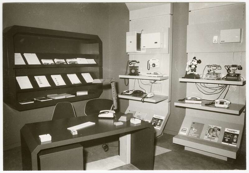 Fotografie, Innenansicht des Telefonladens der Deutschen Bundespost Telekom, beim Postamt Berlin 42, Tempelhofer Damm, am Eröffungstag