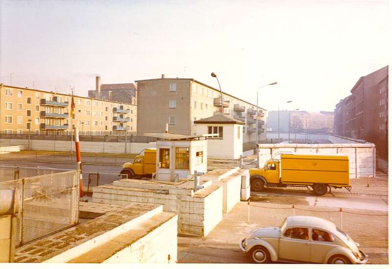 Fotografie, Postfahrzeuge Mercedes Benz L 5000 der Deutschen Bundespost beim Passieren des Grenzübergangs Prinzenstraße (Berlin/West) / Heinrich-Heine-Straßein Berlin Mitte (Berlin/Ost)