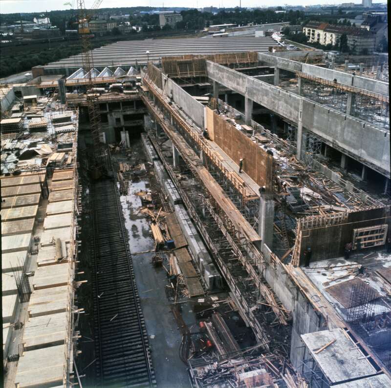 Fotografie. Diapositiv, Paketpostamt der Deutschen Bundespost Hamburg 2, Kaltenkirchener Straße 1-3/ Kaltenkirchener Platz 1, Bauteil E, Blickrichtung Nord. Kranbahn im Keller zwischen Achse 7 und 12