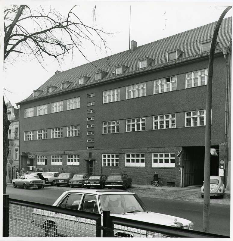 Fotografie, Außenansicht des Postgebäudes der Deutschen Bundespost Berlin/West 49, Lichtenrade, Bahnhofstraße 5-6
