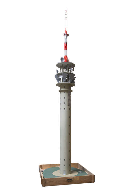 Vollbild anzeigen Modell eines Fernmeldeturms nach dem Vorbild Stuttgart Frauenkopf, um zwei Zwischenstockwerke erhöht