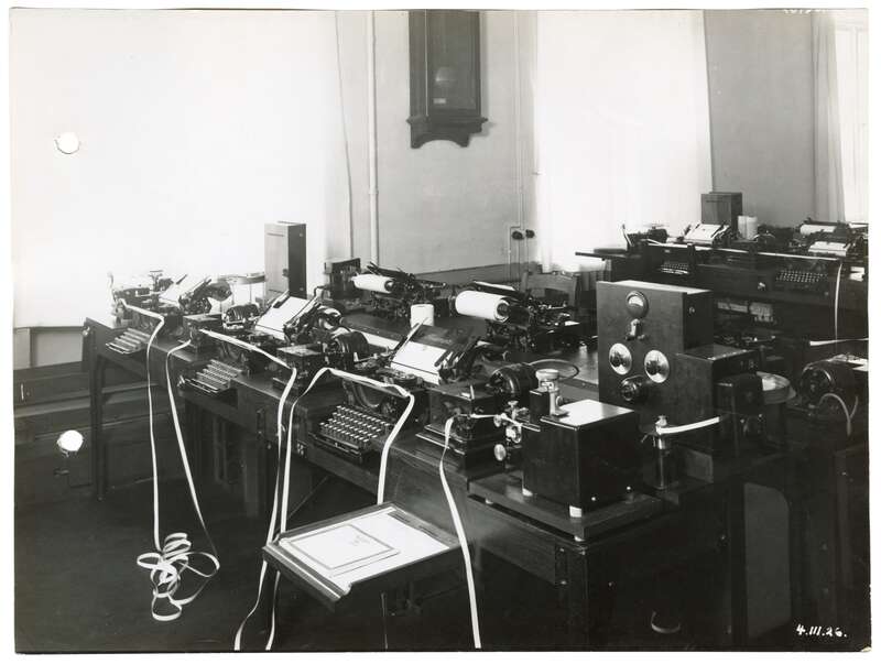 Fotografie, Telegrafenapparate in der Betriebszentrale der Transradio AG im Postfuhramt der Deutschen Reichspost in Berlin, Oranienburger Straße