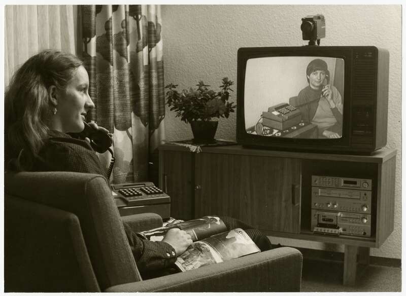Fotografie, Frau beim Telefonieren mit Bildtelefon