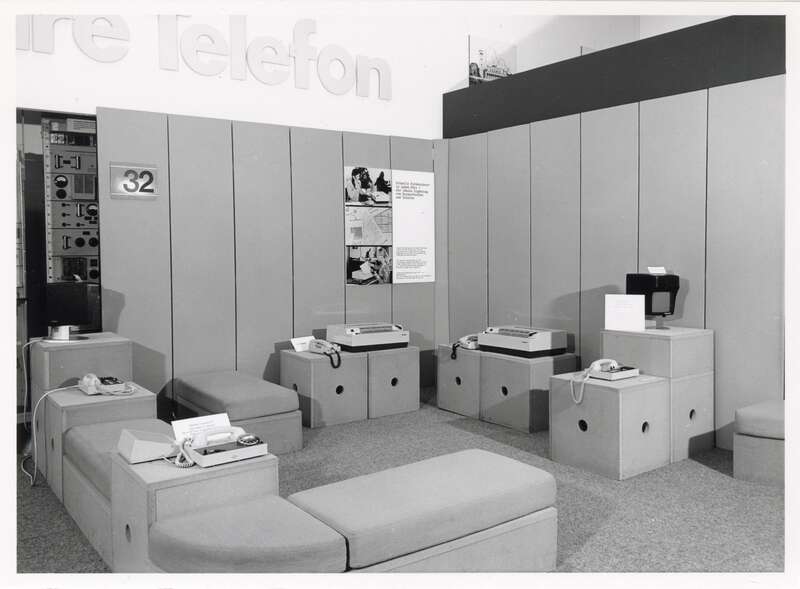 Fotografie, Blick in die Wechselausstellung 100 Jahre Telefon in Deutschland des Postmuseums Berlin/West, in den Räumen des Uraniahauses, An der Urania, Abschnitt 32: Ausstellungsbeitrag der Firma Siemens: Fernkopierer Bildtelefon