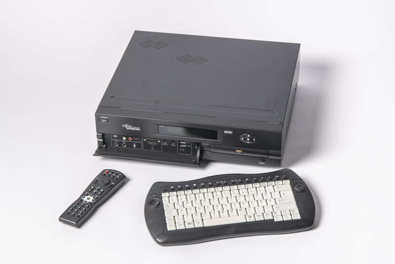 Multitainer mit Tastatur und Fernbedinung