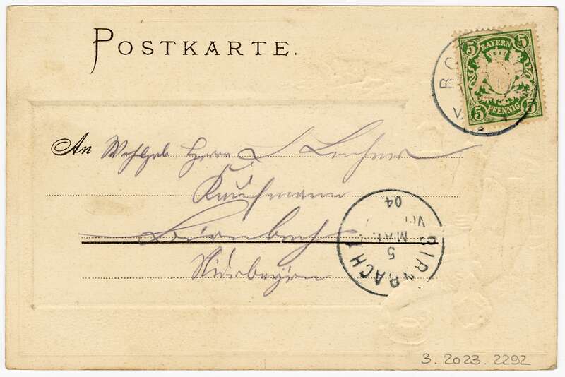 Ansichtspostkarte, Bauer in bayerischer Tracht präsentiert eine Ansicht von Rott am Inn, gelaufen