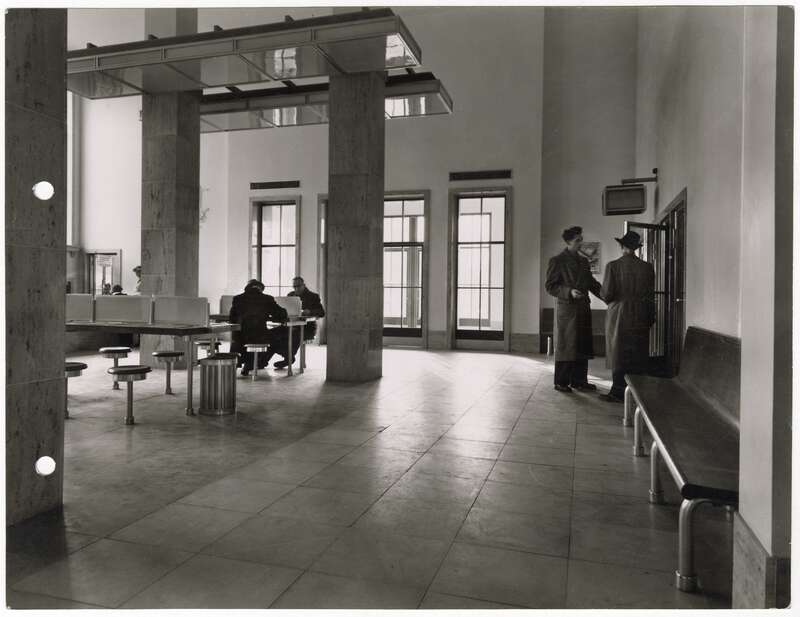 Fotografie, Schalterhalle des Postamts der Deutschen Bundespost Kiel 1, Lessingplatz Ecke Knooper Weg