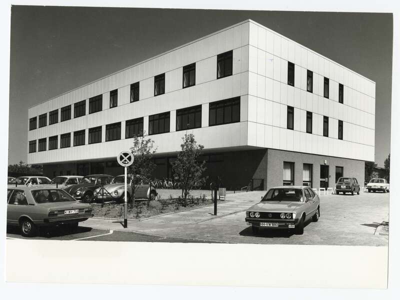 Fotografie Süd-Ost-Ansicht des Postgebäudes der Deutschen Bundespost Hamburg 73, Rahlstedt, Apostelweg 4-6