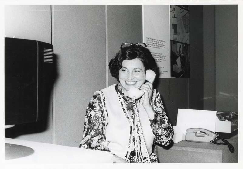 Fotografie, Frau beim Telefonieren an einem Bildtelefon in der Wechselausstellung 100 Jahre Telefon in Deutschland des Postmuseums Berlin/West, in den Räumen des Uraniahauses, An der Urania