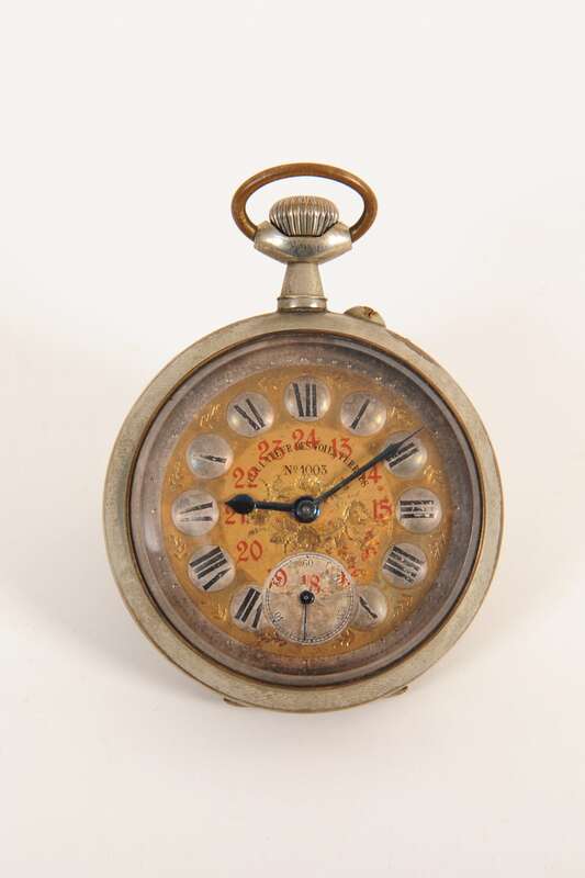 Uhr, Taschenuhr, Eisenbahneruhr aus Frankreich, mit eingeprägter Goldmedaille anläßlich der Weltausstellung Paris 1900
