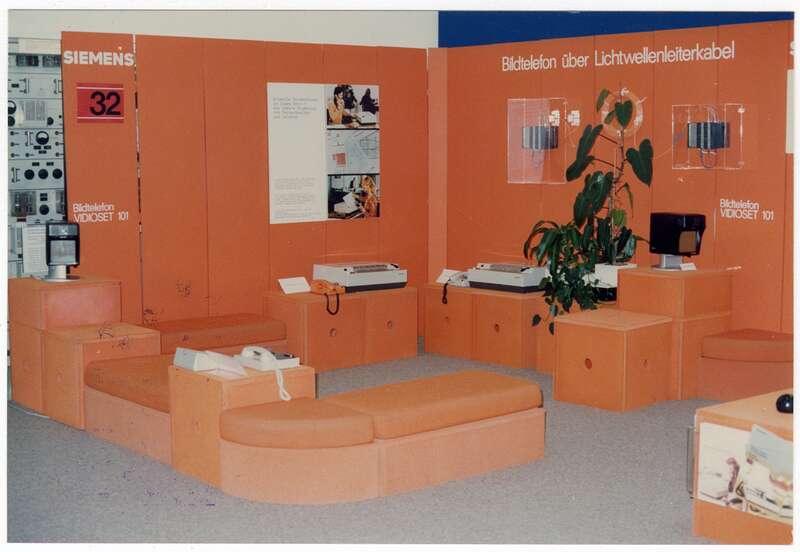 Fotografie, Blick in die Wechselausstellung 100 Jahre Telefon in Deutschland des Postmuseums Berlin/West, in den Räumen des Uraniahauses, An der Urania, Abschnitt 32: Ausstellungsbeitrag der Firma Siemens: Fernkopierer Bildtelefon
