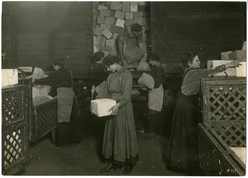 Fotografie Sortieren von Paketen an russische Kriegsgefangene im Postamt Berlin SW. 77