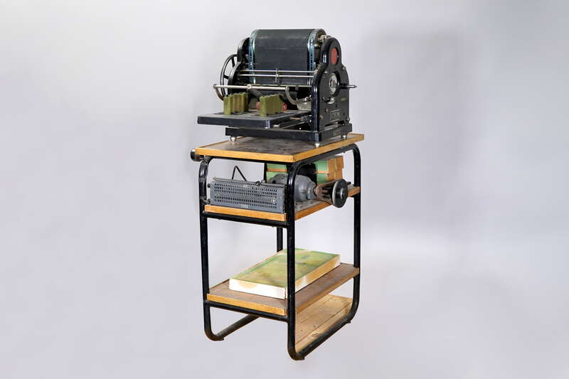 Vervielfältiger (elektrisch), Rotationsvervielfältiger Marke Roto mit Zubehör, dazu Untergestell Tischchen und e-Motor, sowie Schablonen, Ersatzteile