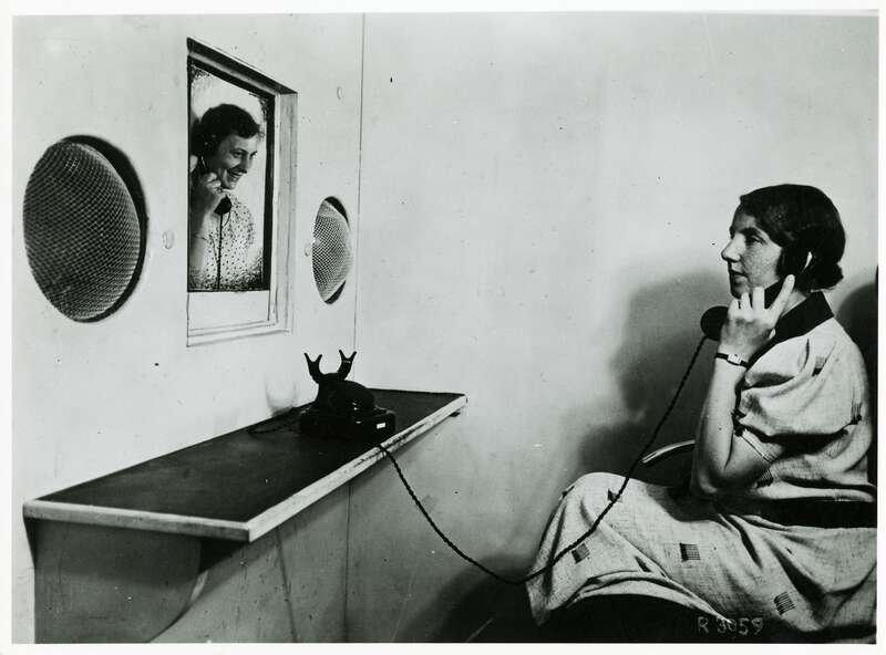 Fotografie, Telefongespräch in einer Fernsprechkabine der Deutschen Reichspost