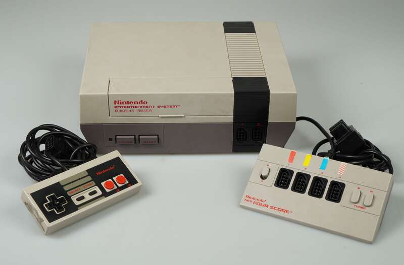 Spielekonsole Nintendo Entertainment System NESE-001 mit Four Score Multiplayer Adapter und Controller
