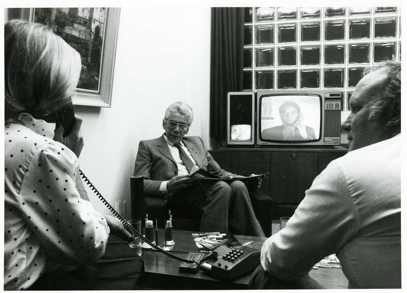 Fotografie, Frau beim Telefonieren über ein Bildtelefon