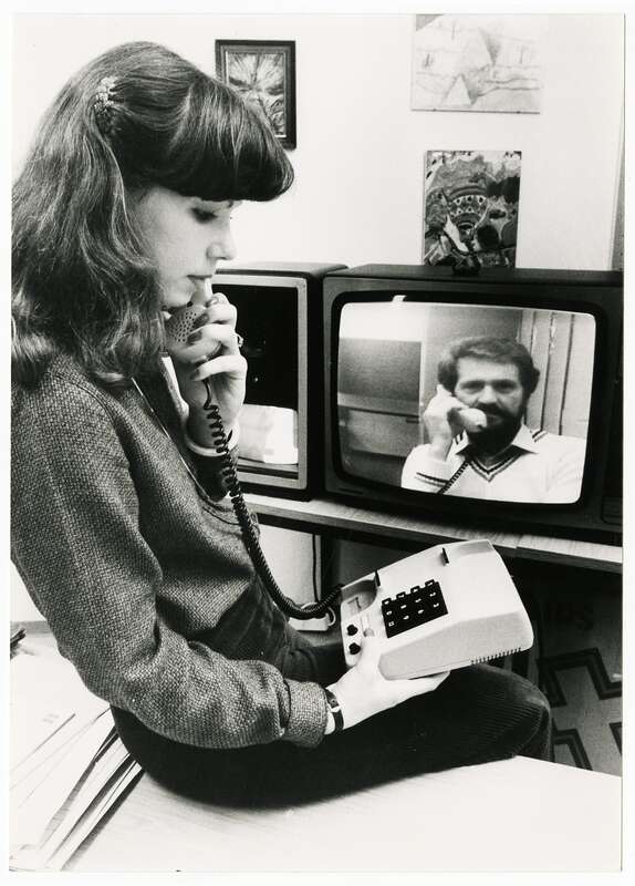 Fotografie, Frau beim Telefonieren mit einem Bildtelefon