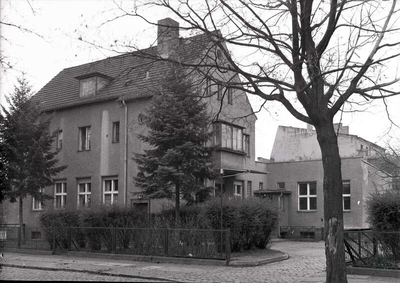 Fotografie. Glasnegativ, Rückansicht des Postgebäudes der Deutschen Post der DDR Berlin-Wilhelmsruh, Hauptstr. 32 Ecke Goethestr.
