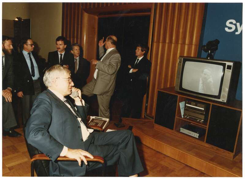 Fotografie, Bundesminister für Post und Telekommunikation, Dr. Christian Schwarz-Schilling während eines Fernsehtelefoniegesprächs mit dem Berliner Senator Volker Hassemer