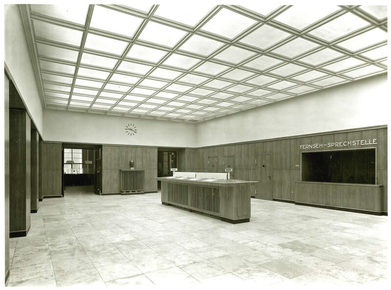Fotografie, Schaltervorraum des Postamts der Deutschen Reichspost Hamburg 12, Am Jungfernstieg mit Fernsehsprechstelle