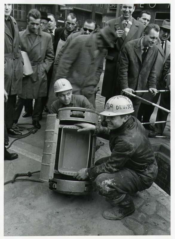 Fotografie. Großrohrpost der Deutschen Bundespost in Hamburg, erster öffentlicher Fahrversuch mit einem Rohrpostbehälter von der Sendestelle an der Jakobikirche