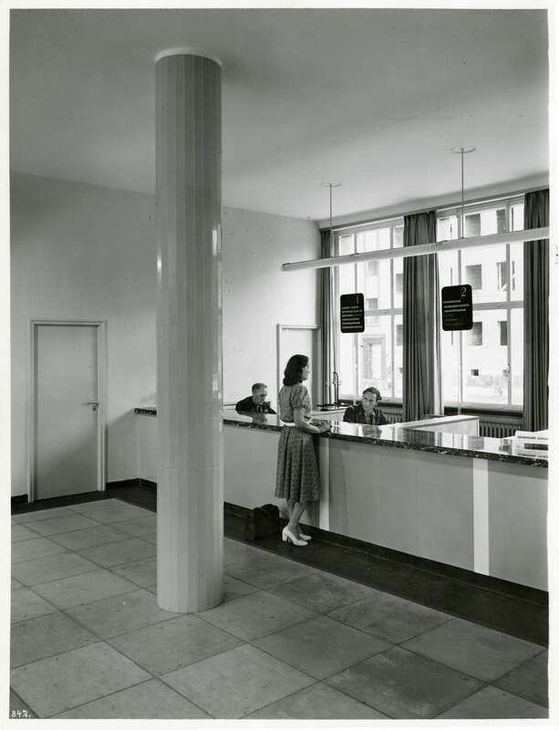 Fotografie. Postkundin an der Postschalteranlage im Postamt der Deutschen Bundespost Berlin/West, Lankwitz 1, Kaiser-Wilhlem-Straße 60-62