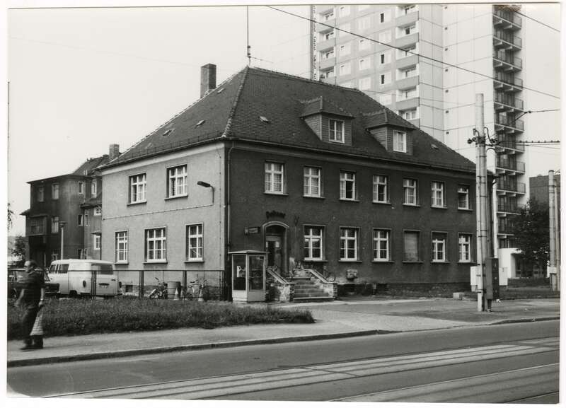 Fotografie, Außenansicht des Postgebäudes der Deutschen Post der DDR, Dresden 45, Leuben, Zamenhofstraße 3