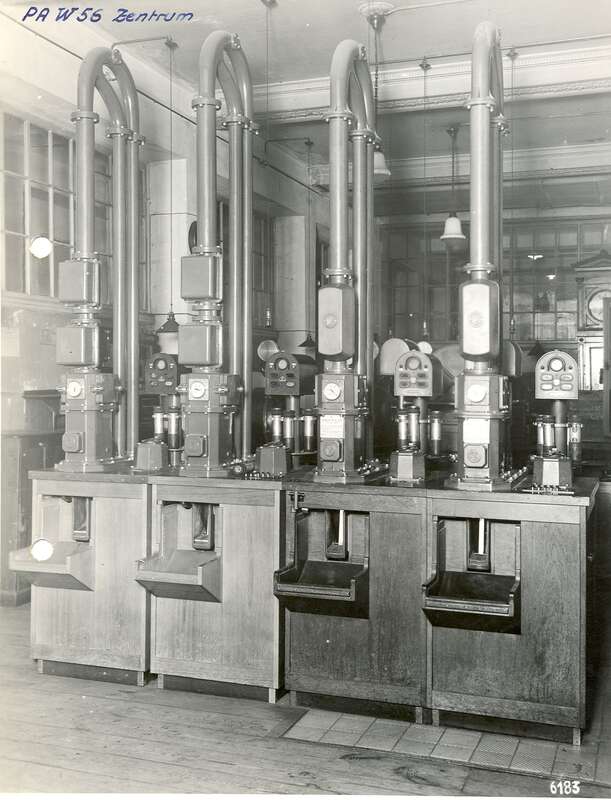 Fotografie. Rohrpoststation der Berliner Stadtrohrpost im Postamt  der Deutschen Reichspost Berlin W 56, Französische Str. 33 b/c