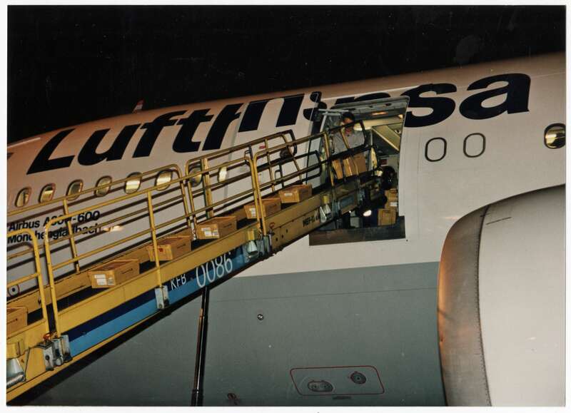 Fotografie. Beladen des Lufthansa-Airbus A 300-600 Mönchengladbach mit Briefbehältern der Deutschen Post AG auf dem Flughafen in Frankfurt/Main