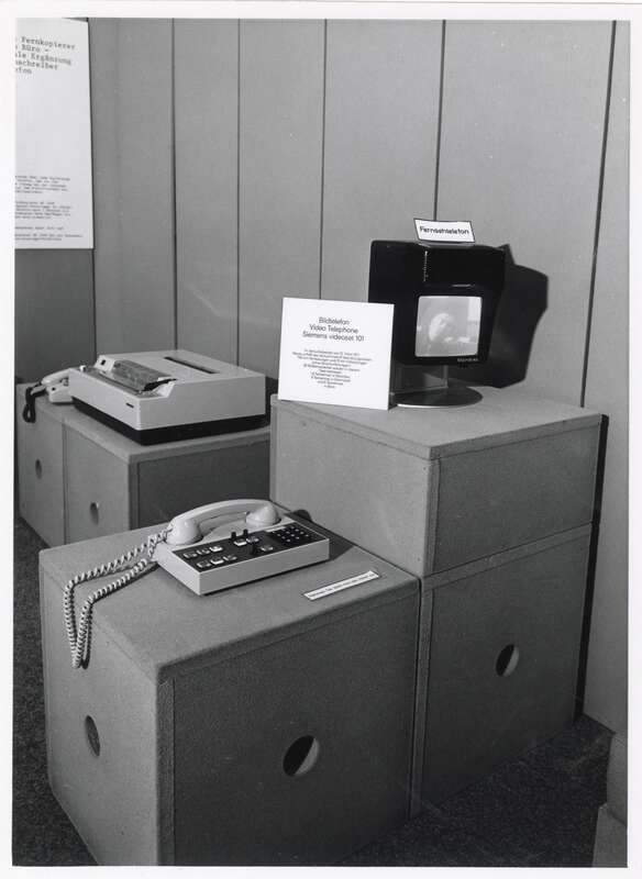 Fotografie, Blick in die Wechselausstellung 100 Jahre Telefon in Deutschland des Postmuseums Berlin/West, in den Räumen des Uraniahauses, An der Urania, Abschnitt 32: Ausstellungsbeitrag der Firma Siemens: Bildtelefon