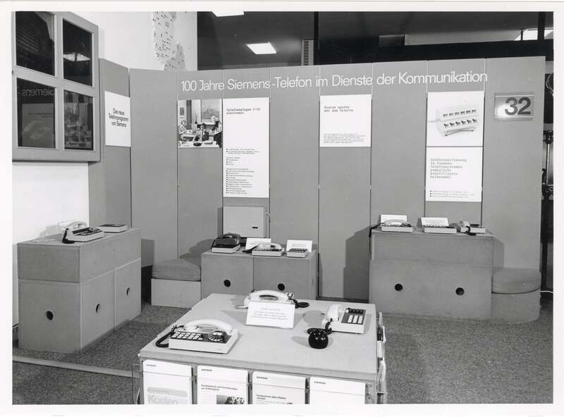 Fotografie, Blick in die Wechselausstellung 100 Jahre Telefon in Deutschland des Postmuseums Berlin/West, in den Räumen des Uraniahauses, An der Urania, Abschnitt 32: Ausstellungsbeitrag der Firma Siemens. Fernkopierer, Bildtelefon