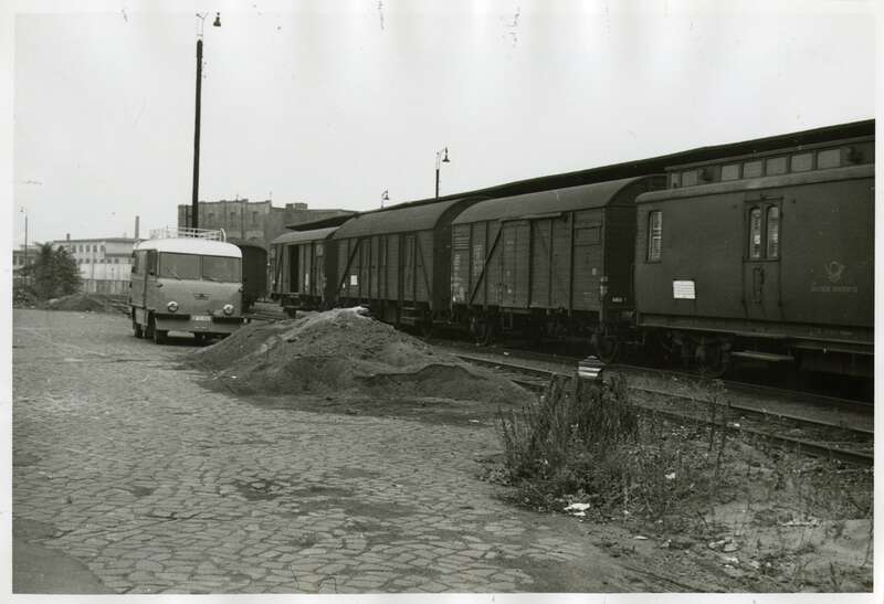 Fotografie. Gaubschat-Elektrowagen der Deutschen Bundespost am alten Hauptbahnhof Braunschweig