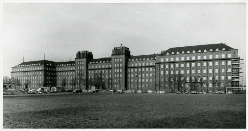 Fotografie. Außenansicht der Ingenieurschule der Deutschen Bundespost (ehemals Reichspostzentralamt (RPZ) der Deutschen Reichspost), Berlin-Tempelhof, Ringbahnstraße 130