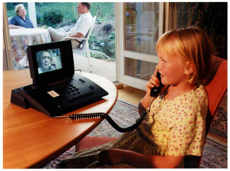 Fotografie. Kind beim Telefonieren über das T-View 100 Bildtelefon der Deutschen Telekom AG