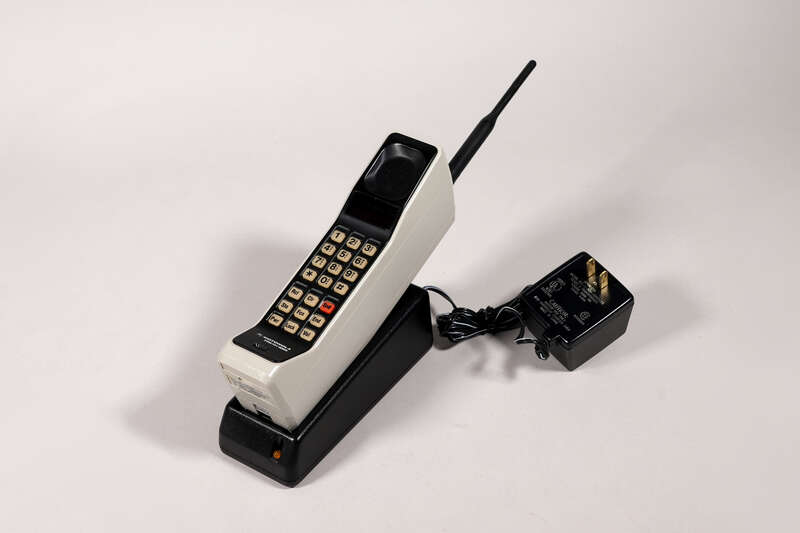 Mobiltelefon Motorola DynaTAC 8000X (US-Version) mit Tischladestation