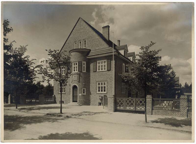 Fotografie, Außenansicht des Postgebäudes der Deutschen Reichspost in Bad Saarow, Ulmenstraße 17