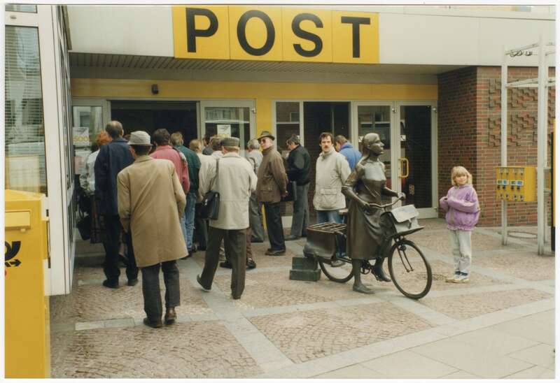 Fotografie, Besucher zum Tag der offenen Tür beim Postamt der Deutschen Bundespost, Hamburg 20, Hoheluftchaussee 22-26, vor dem Eingangsbereich