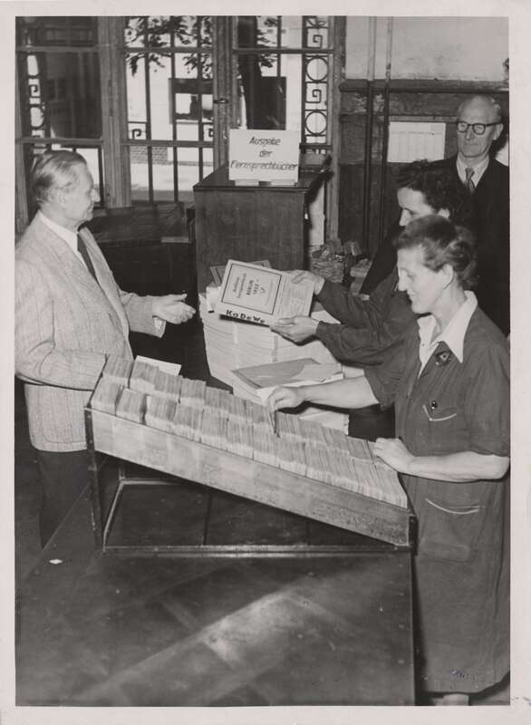 Fotografie, Ausgabe von Fernsprechbüchern der Deutschen Bundespost in Berlin/West