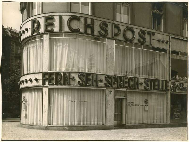 Fotografie, Außenansicht der Fernsehsprechstelle und des Stummen Postamts der Deutschen Reichspost in Berlin-Charlottenburg, Zoo, Hardenbergstraße Ecke Kantstraße (Am Knie)