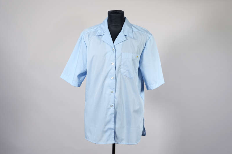 Unternehmensbekleidung, Bluse für Schaltermitarbeiterin der Deutschen Post AG